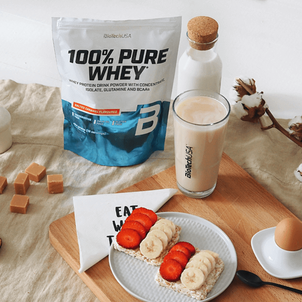Sportler trinkt einen cremigen Biotech USA 100% Pure Whey Shake nach dem Training zur Regeneration