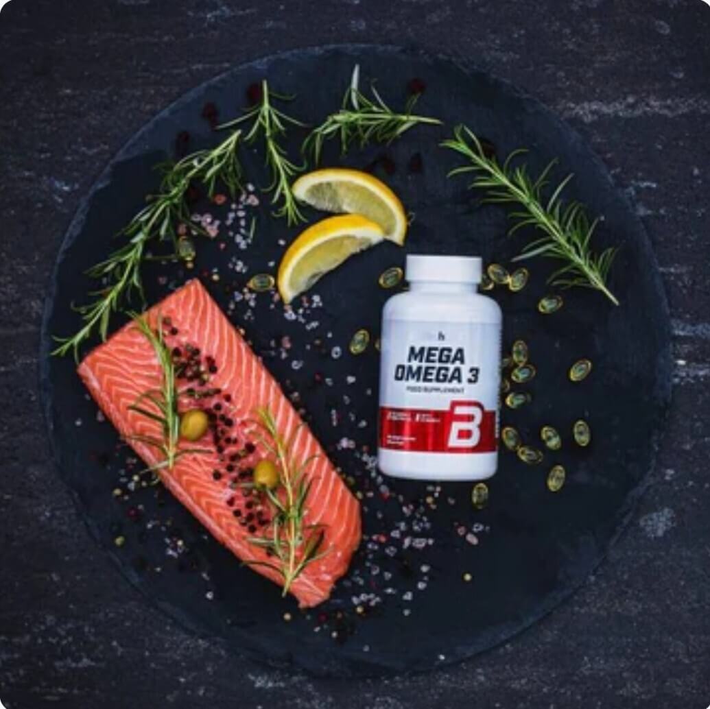 Gesunde Person nimmt eine BioTech USA Mega Omega 3 Kapsel als Teil der täglichen Routine2