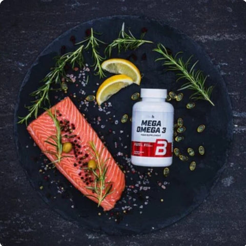 Gesunde Person nimmt eine BioTech USA Mega Omega 3 Kapsel als Teil der täglichen Routine2