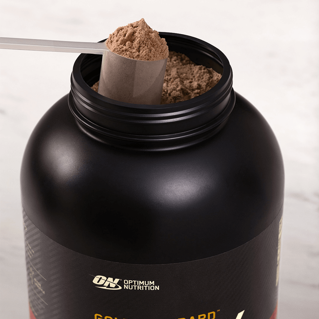 Nahaufnahme des Double Rich Chocolate Proteinpulvers von Optimum Nutrition Gold Standard Whey mit Dosierlöffel