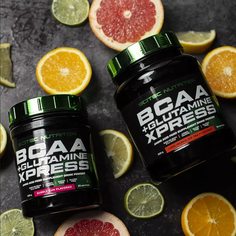 Sportler trinkt Scitec BCAA + Glutamine Xpress während des Trainings für schnellen Muskelschutz