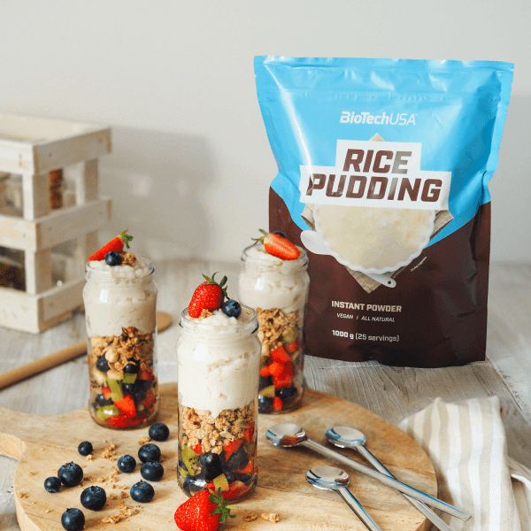Zubereitete Schüssel mit BioTech USA Rice Pudding und Früchten als schnelle Pre-Workout-Mahlzeit